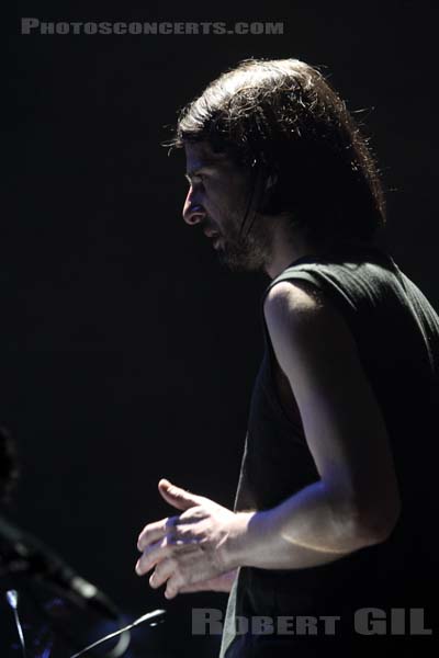 JOSE GONZALEZ PERFORMING WITH THE GOTEBORG STRING THEORY - 2011-04-06 - PARIS - Gaite Lyrique - José Gonzalez - 